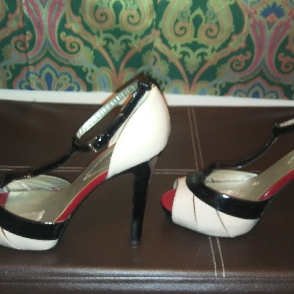 Guess - Picture 4 of 5